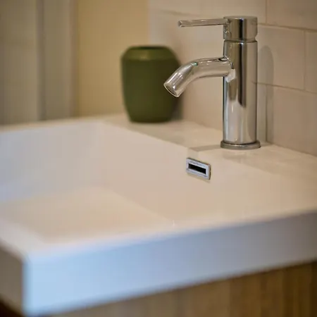 L'oiseau Blanc Un Petit Nid Proche De La Gare !