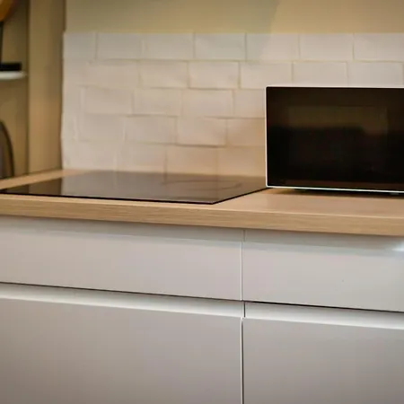 L'oiseau Blanc Un Petit Nid Proche De La Gare ! *