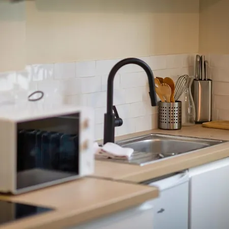 L'oiseau Blanc Un Petit Nid Proche De La Gare !