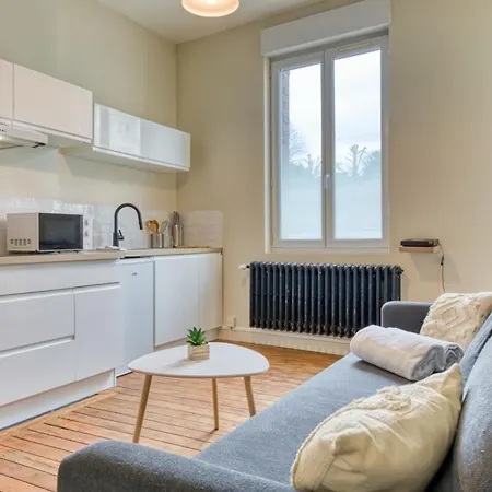 L'oiseau Blanc Un Petit Nid Proche De La Gare ! *