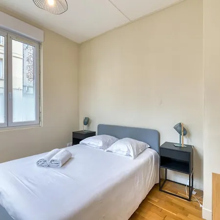 L'oiseau Blanc Un Petit Nid Proche De La Gare ! * Rouen