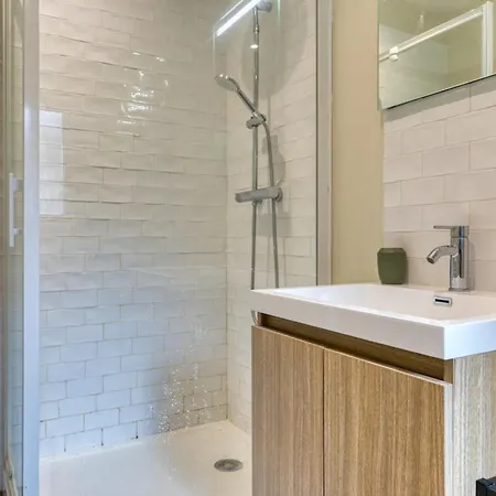 L'oiseau Blanc Un Petit Nid Proche De La Gare !