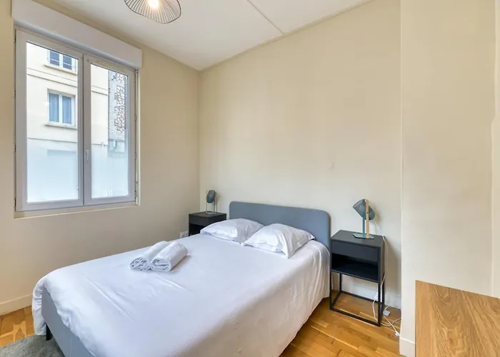 L'oiseau Blanc Un Petit Nid Proche De La Gare ! * Rouen