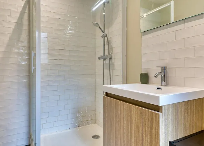 L'oiseau Blanc Un Petit Nid Proche De La Gare !